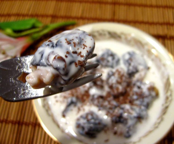 Prunes stuffed with walnuts in sweet cream, Ukrainian recipe