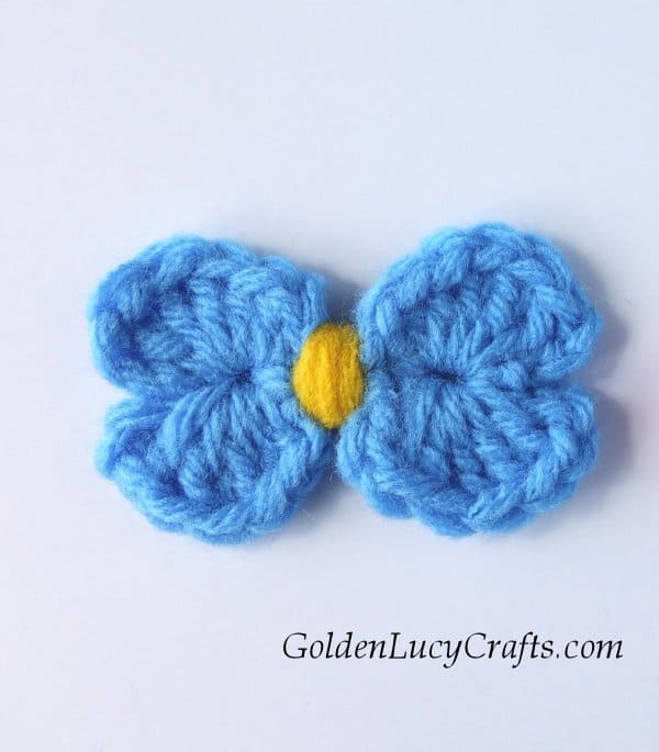 Crochet bow in light blue color with yellow center.