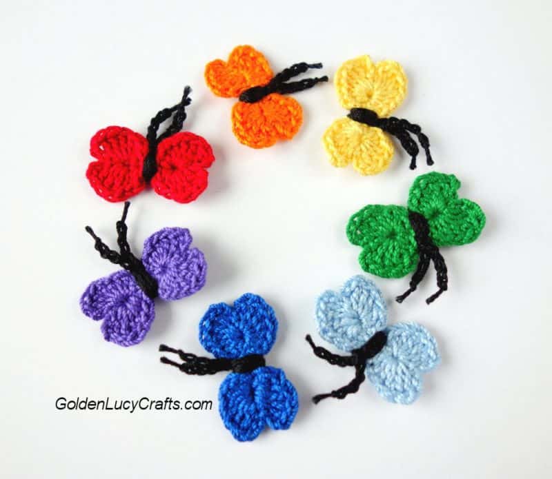 Crochet small butterflies in a circle.