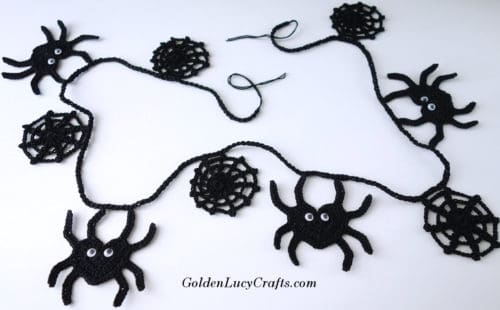 Crochet spider garland for Halloween.