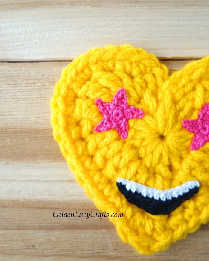 Crochet star eyes emoji close up picture.