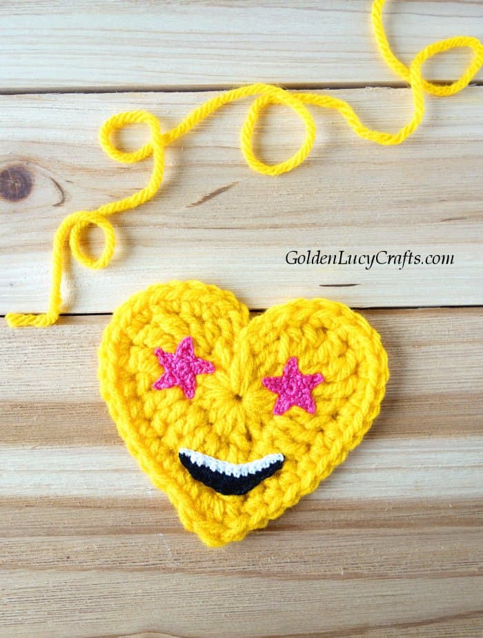 Crochet emoji, star eyes emoji, free crochet pattern, heart shaped emoji