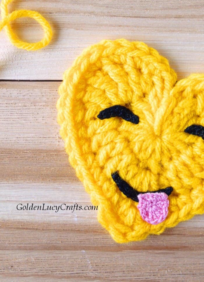 Crochet emoji, face savoring food, free pattern