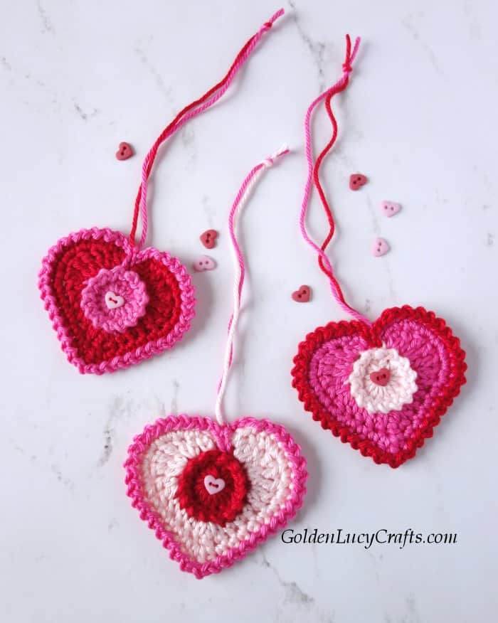 Crochet Valentine hearts, Valentine's Day decorations, free crochet pattern, crochet applique