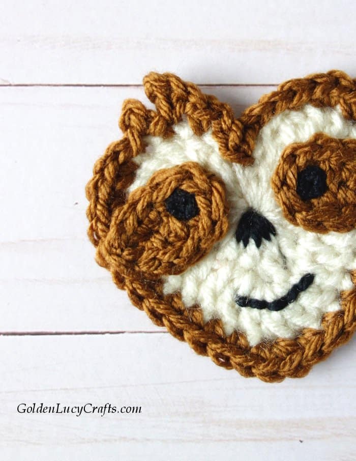 Crochet Sloth applique free crochet pattern, heart-shaped Sloth applique, Valentine's Day Sloth