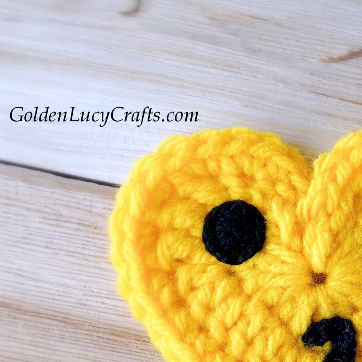 Crochet emoji, the eye close up picture.