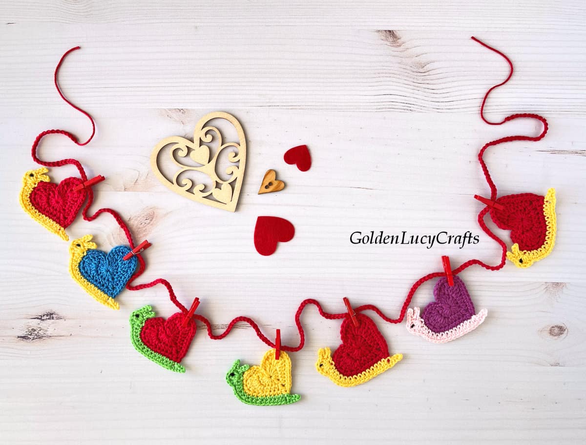 Crochet heart-shaped snails garland.