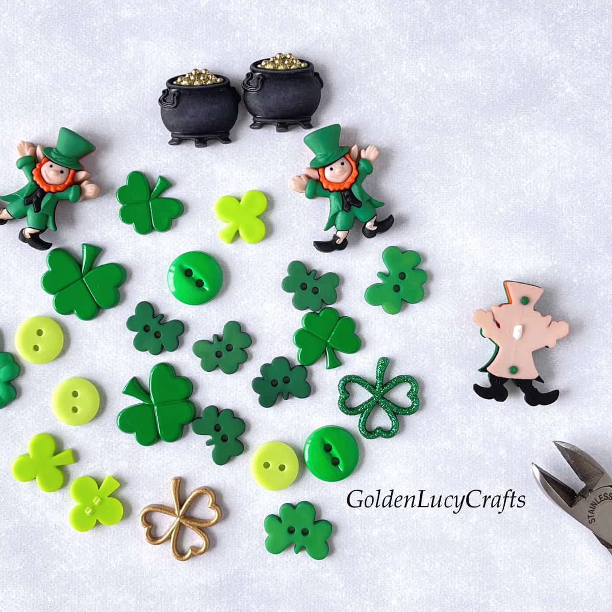 Craft buttons for St. Patrick's Day.