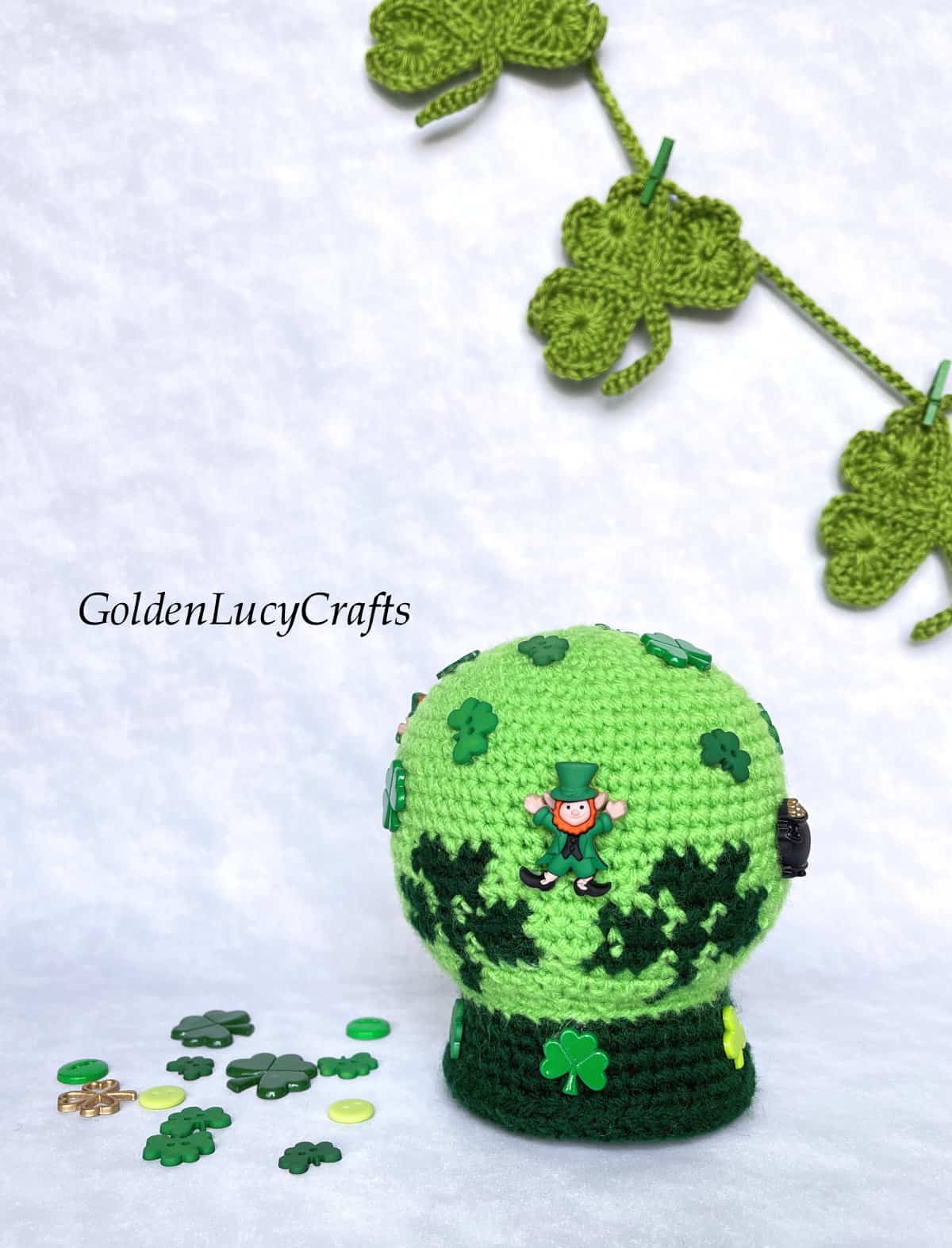 Crochet snow globe amigurumi for St. Patrick's Day.