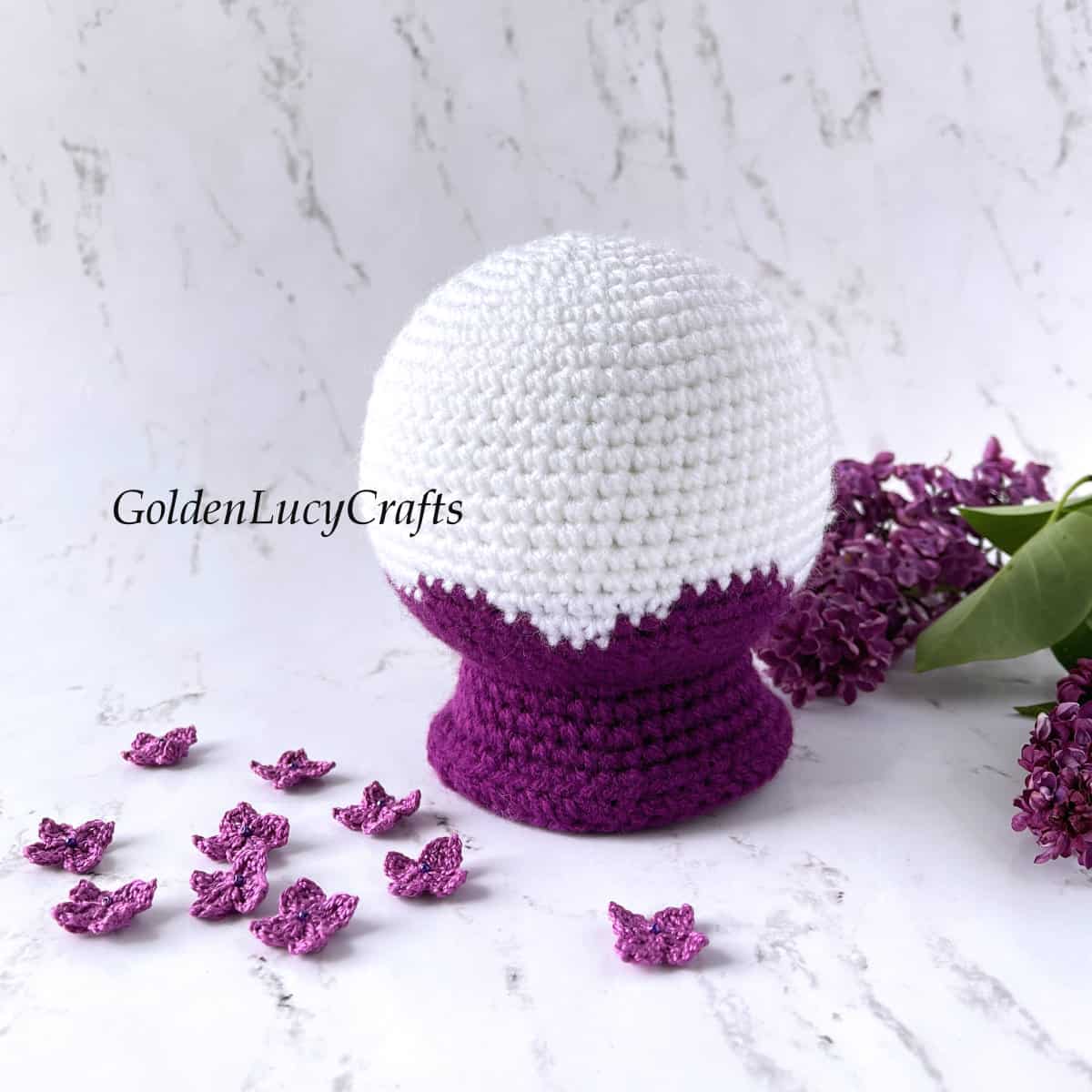 Crochet snow globe, crochet lilac flowers.