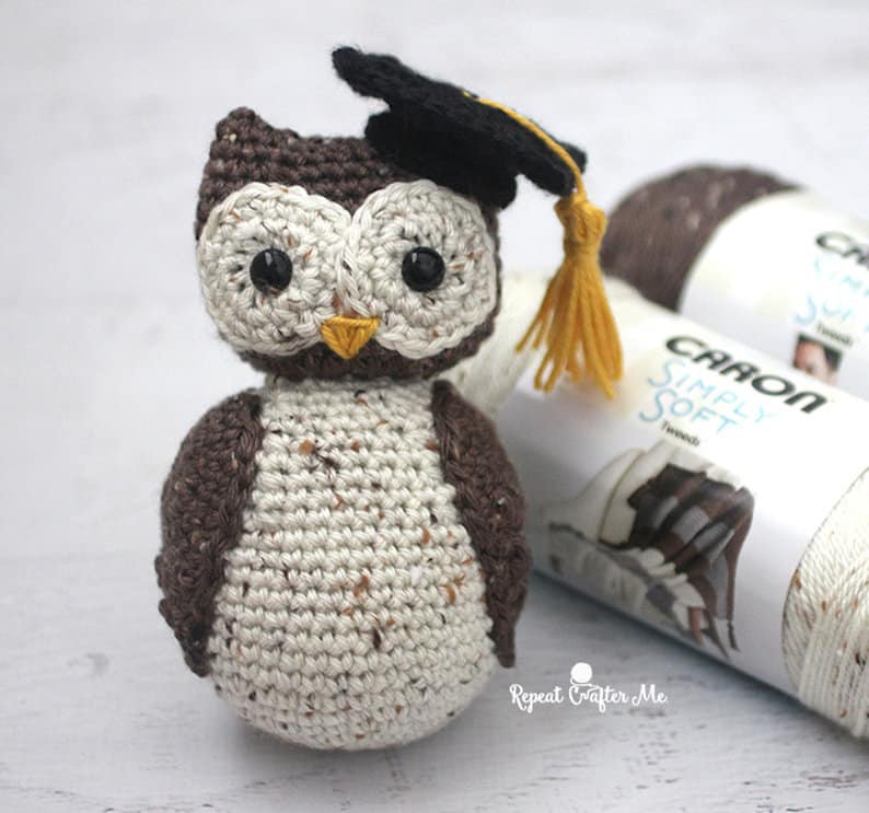 Crochet graduation owl amigurumi.