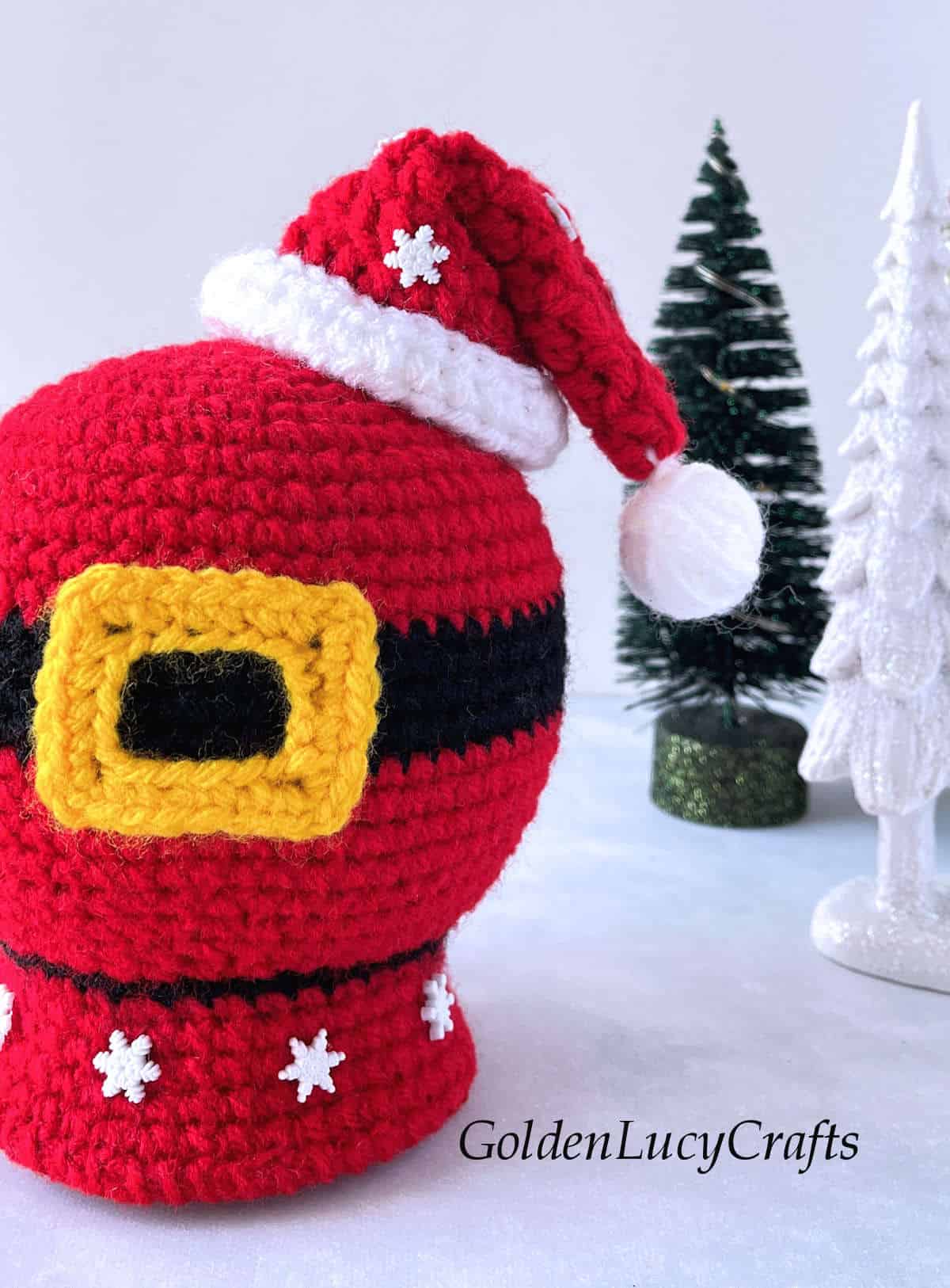 Crochet Santa belly snow globe close up picture.