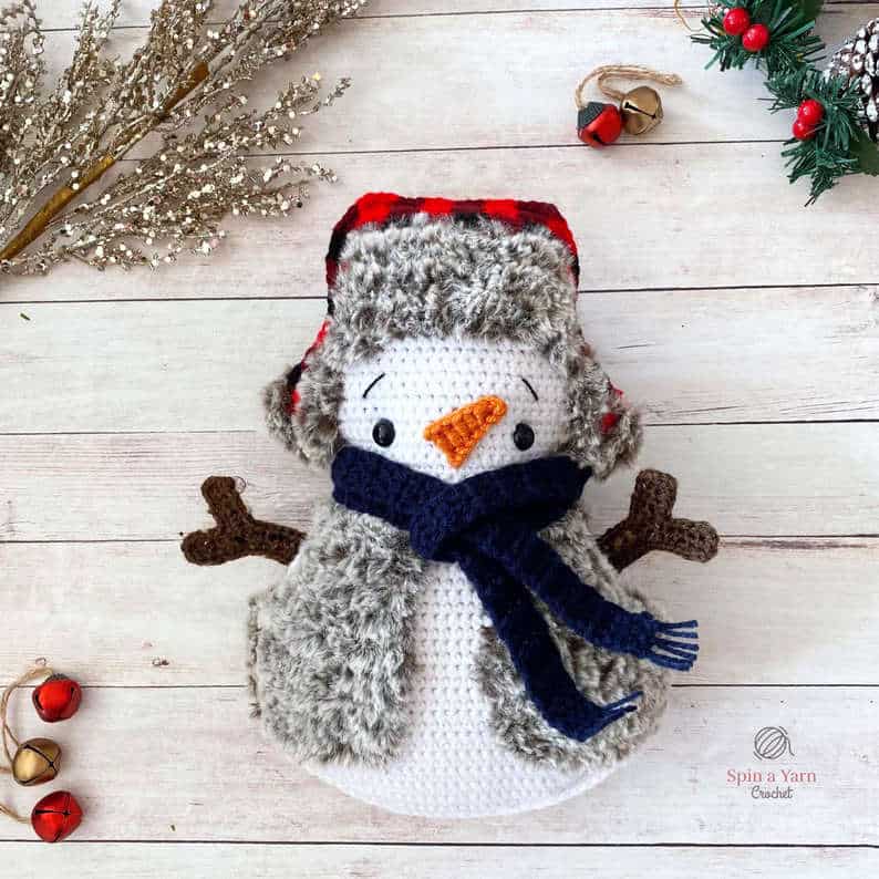 Crochet snowman amigurumi.