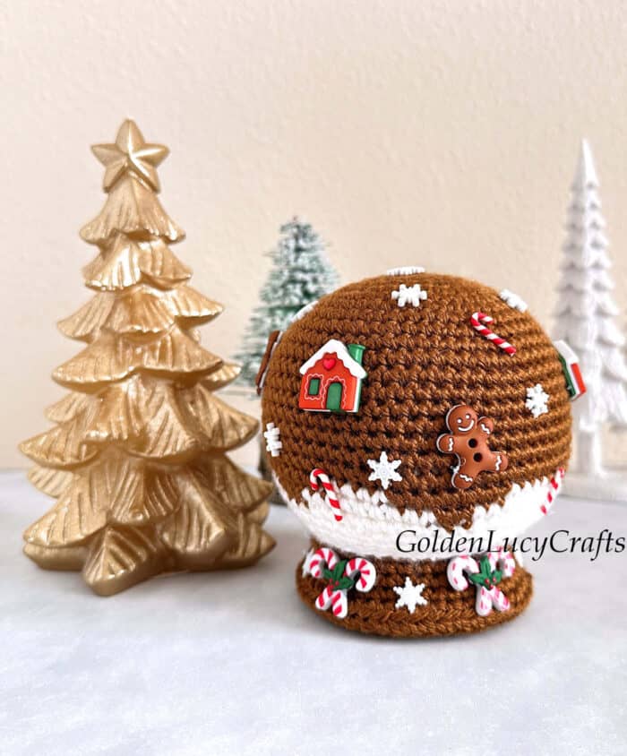 Crochet gingerbread - themed snow globe amigurumi.