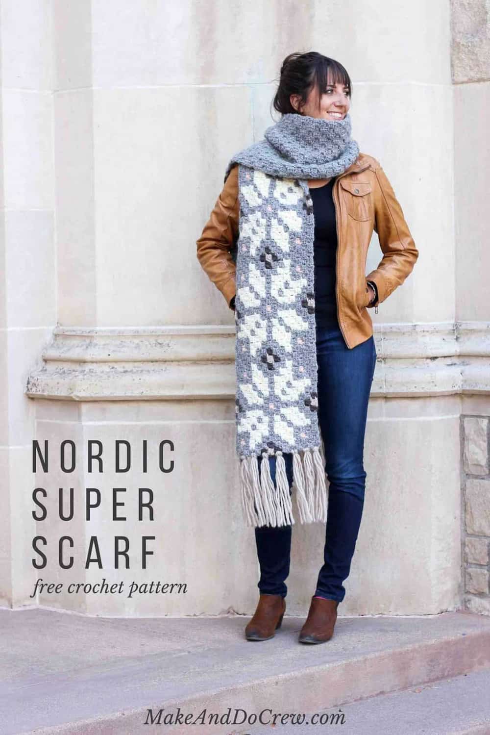 The model is dressed in a Nordic long scarf.