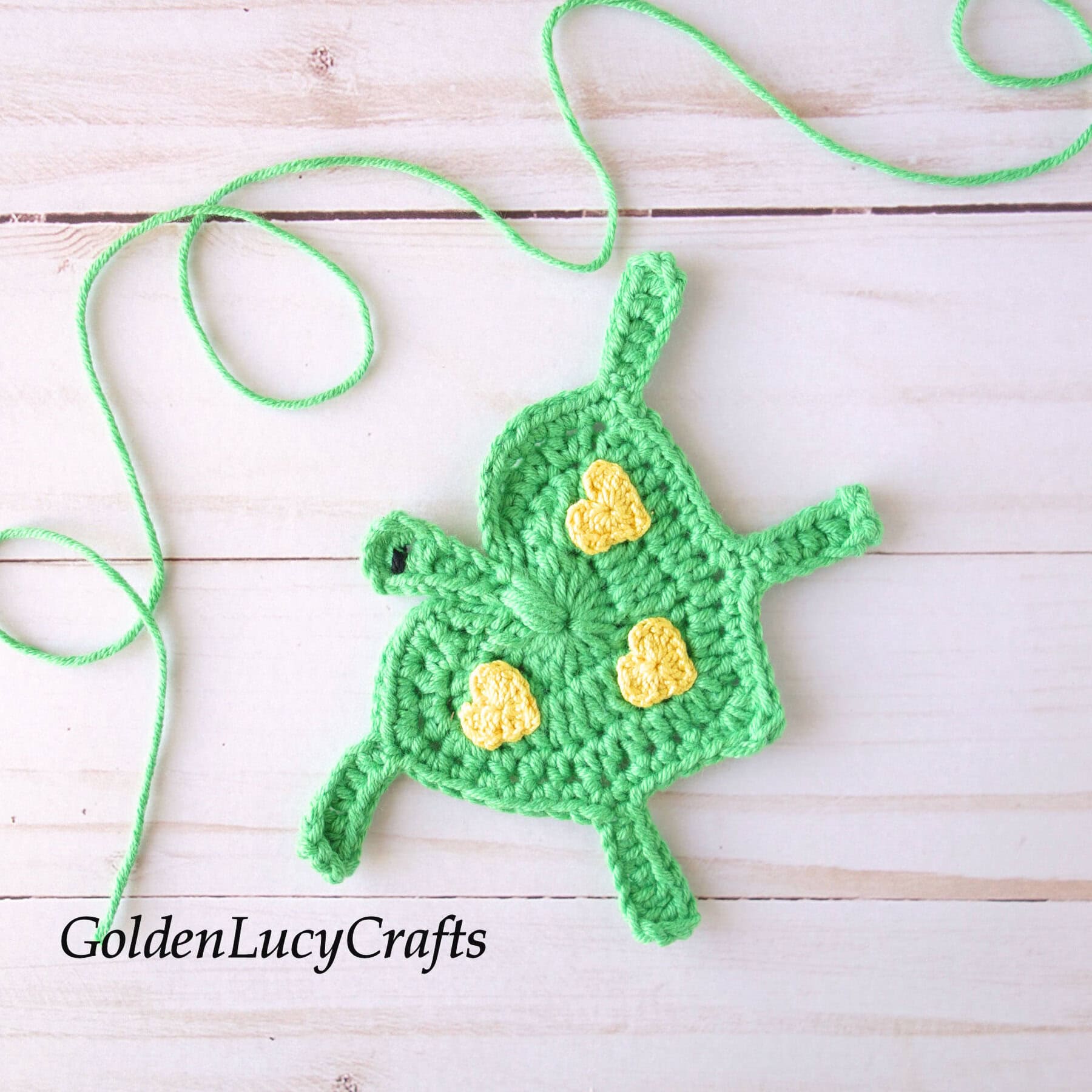 Cocheted green turtle applique.